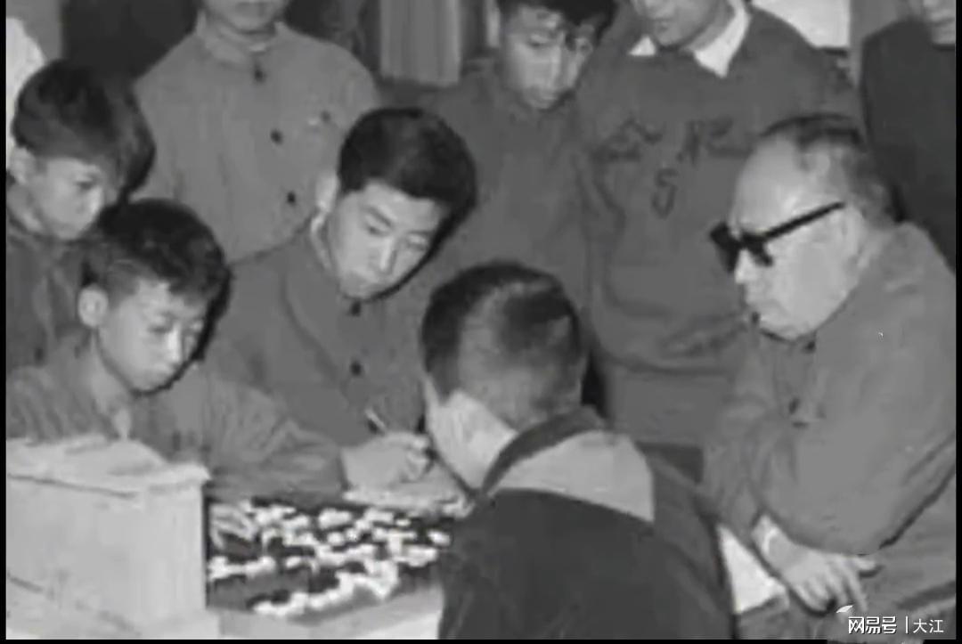开云体育官方入口-陈毅元帅正在全神贯注地与聂卫平下棋，在天赋面前，第一局就输了